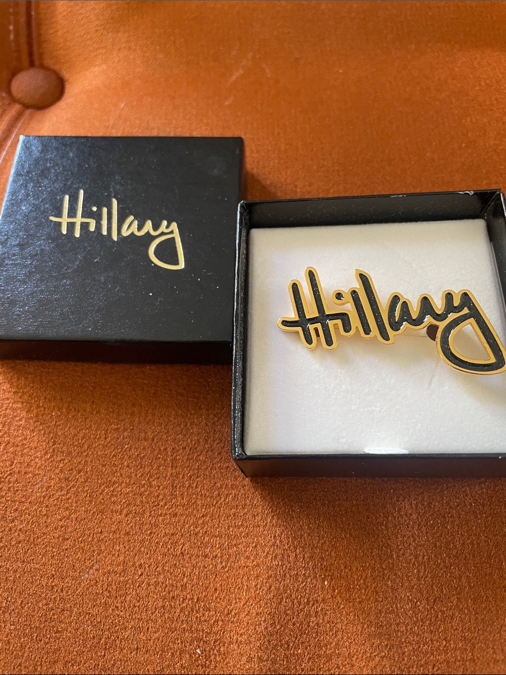RARE NEW BOX HILLARY RODHAM CLINTON 2016 GOLD TONE POLITICAL CAMPAIGN BROOCH
